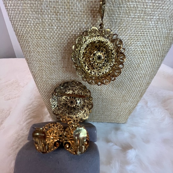 Western Germany Gold, Red Crystal, Pearl Necklace, Brooch, and Earrings - Picture 4 of 12